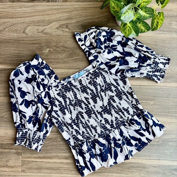 CeCe Abstract Floral Navy & White Short Puff Sleeve Smocked Peplum Top – Size L - Picture 8 of 9